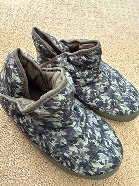 The North Face Quilted Camo Slip-On Booties - Olive/Gray LIKE NEW